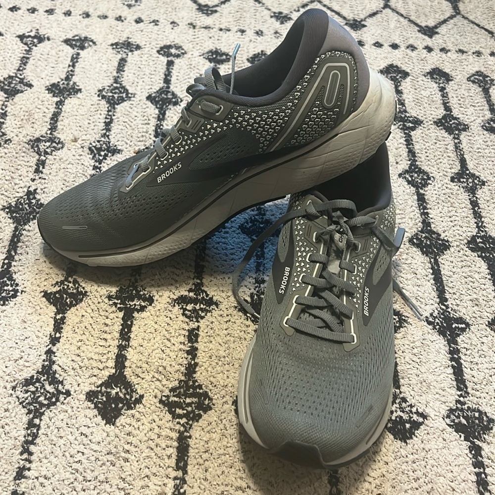 Brooks tennis shoes